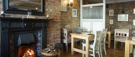 Breakfast, lunch, dinner served; local cuisine