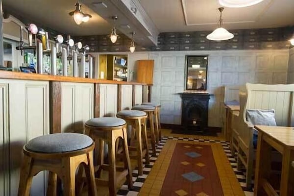 Petit déjeuner et déjeuner servis sur place, spécialités Cuisine locale