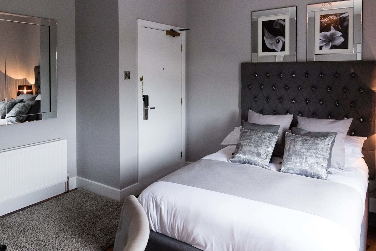 Tweepersoonskamer | 1 slaapkamer, luxe beddengoed, donzen dekbedden, individueel gedecoreerd