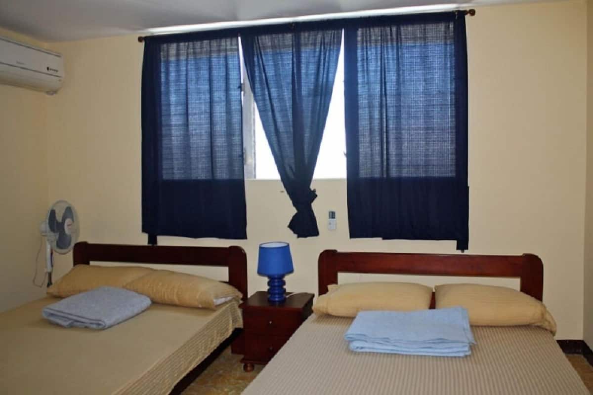 Dormitorio condiviso | Una scrivania, ferro/asse da stiro, letti aggiuntivi (a pagamento)