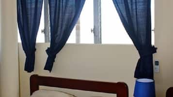 Dormitorio compartido | Escritorio, tabla de planchar con plancha, camas extra y wifi gratis