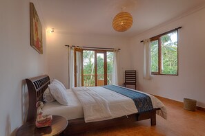 Blackout curtains, free WiFi