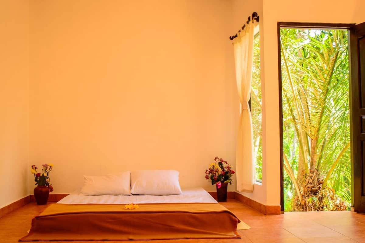 Blackout curtains, free WiFi