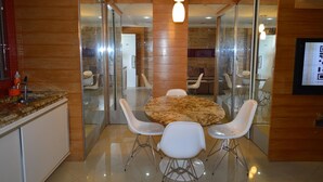 Fridge, microwave, stovetop, cookware/dishes/utensils - Flat Edifício Ocean Tower (Fortaleza)