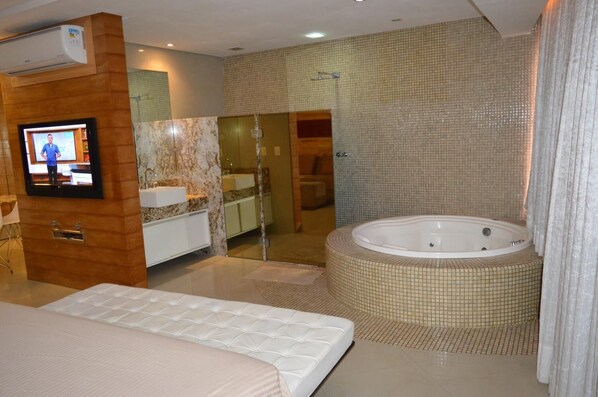 Individually furnished, blackout drapes, iron/ironing board, free WiFi