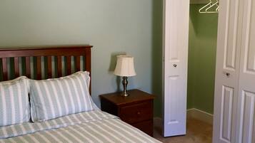 Departamento, varias camas | 2 habitaciones, ropa de cama de alta calidad y escritorio