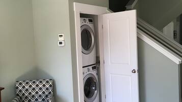 Appartement, plusieurs lits | Ăquipements de la chambre