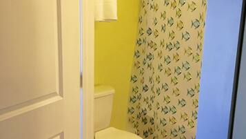 Departamento, varias camas | Baño | Tina con regadera, amenidades de baño gratuitas, toallas