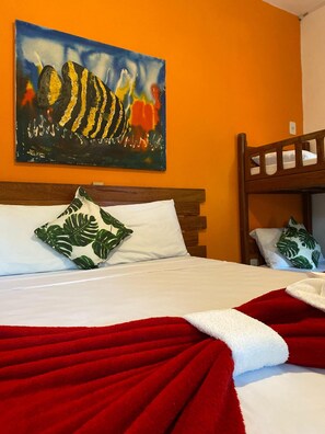 Cortinas opacas, wifi gratis, ropa de cama