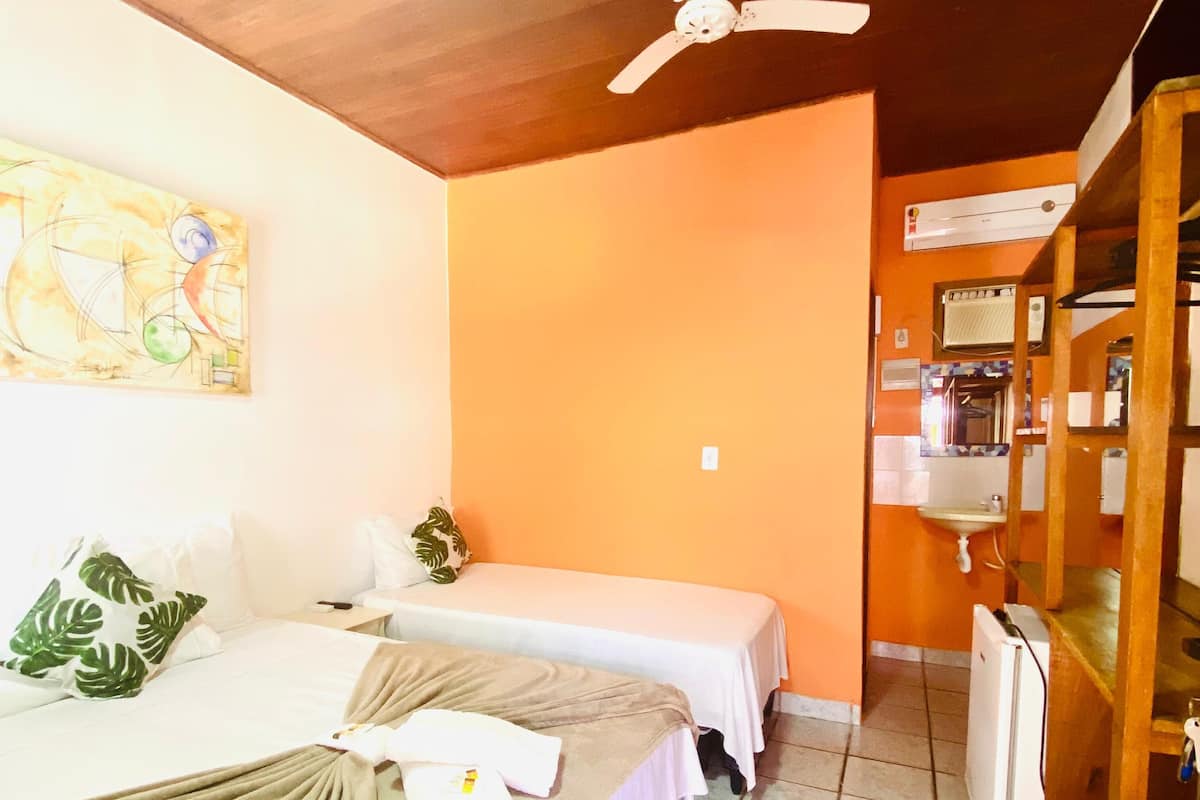 Cortinas opacas, wifi gratis, ropa de cama