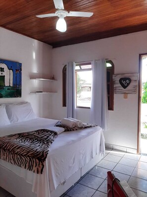 遮光窗帘、免费 WiFi、床单