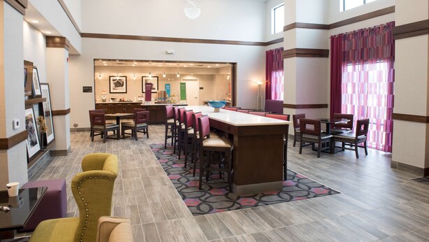 Un hall d’hôtel spacieux avec un îlot central, un espace salon et une vue sur la salle à manger.