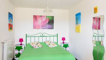 Una scrivania, tende oscuranti, Wi-Fi gratuito, lenzuola