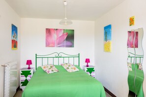 Bureau, rideaux occultants, Wi-Fi gratuit, draps fournis