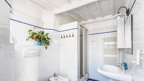 A modern bathroom with a toilet, bidet, and sink. - Casa di Osio (Siena)