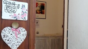 Una puerta de madera con un adorno con forma de corazón y un letrero que dice 'Casa de Oslo'.