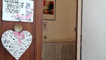 Una porta in legno con una decorazione a forma di cuore e un'insegna con scritto 'Casa de Oslo'.