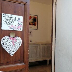 A wooden door with a heart-shaped decoration and a sign reading 'Casa de Oslo.' - Casa di Osio (Siena)