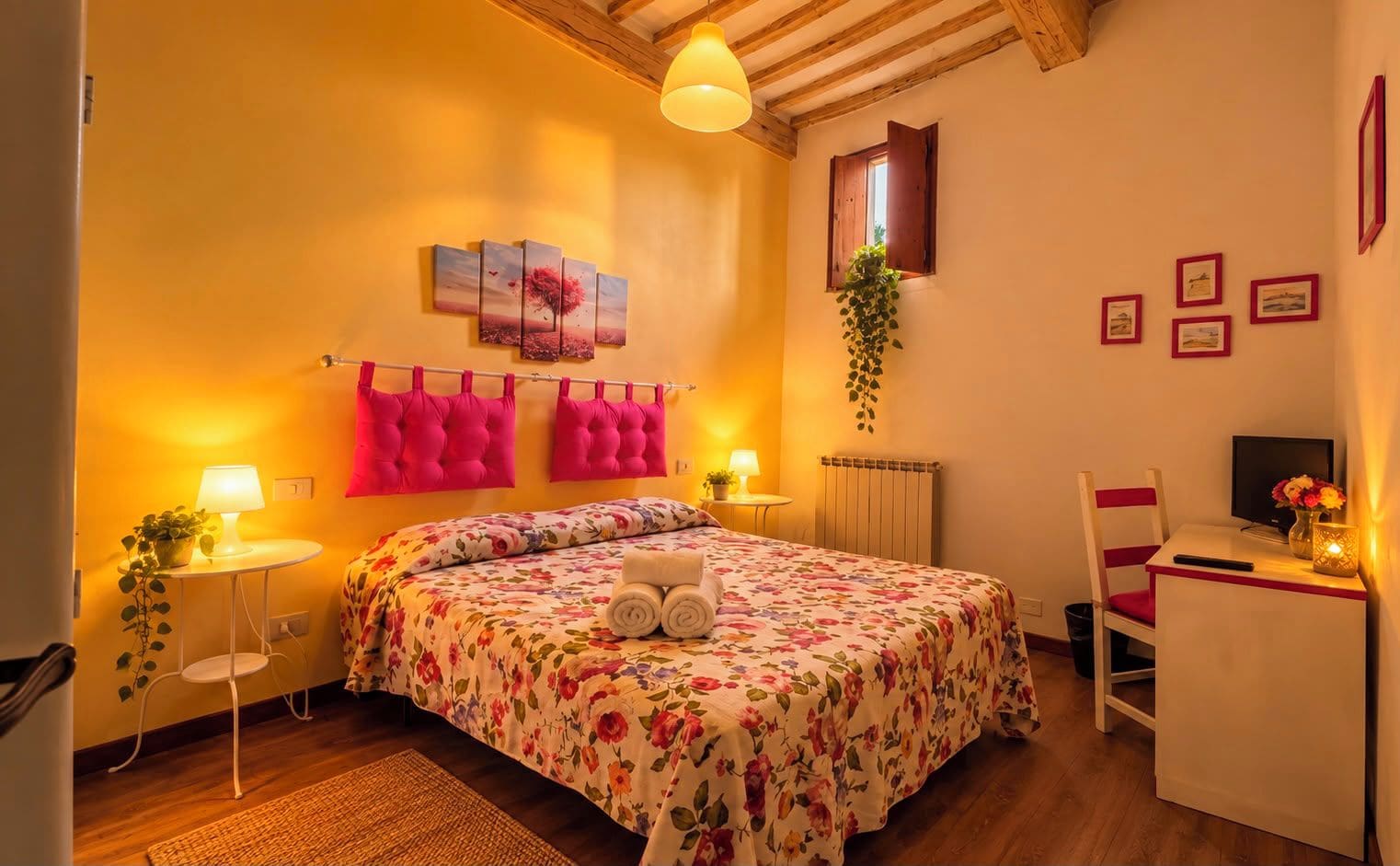 Un dormitorio acogedor con una cama, mesitas de noche, un escritorio y una silla.