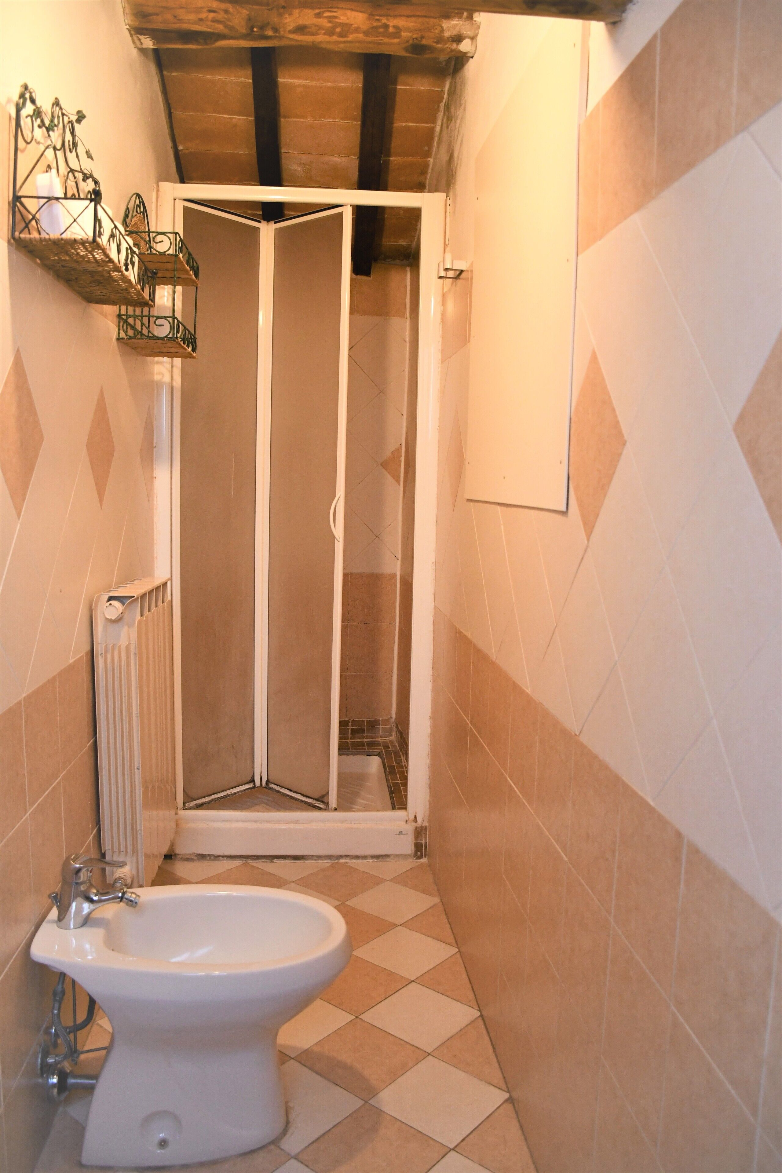 Deluxe Room, Private Bathroom | Bathroom | Shower, rainfall showerhead, free toiletries, hair dryer