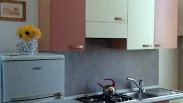 Full-size fridge, microwave, stovetop, cookware/dishes/utensils