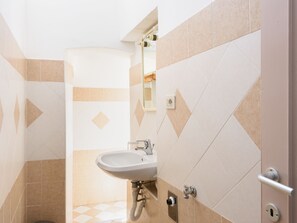 Kamar Deluks, kamar mandi pribadi | Kamar mandi | Shower, pancuran hujan, perlengkapan mandi gratis, dan pengering rambut