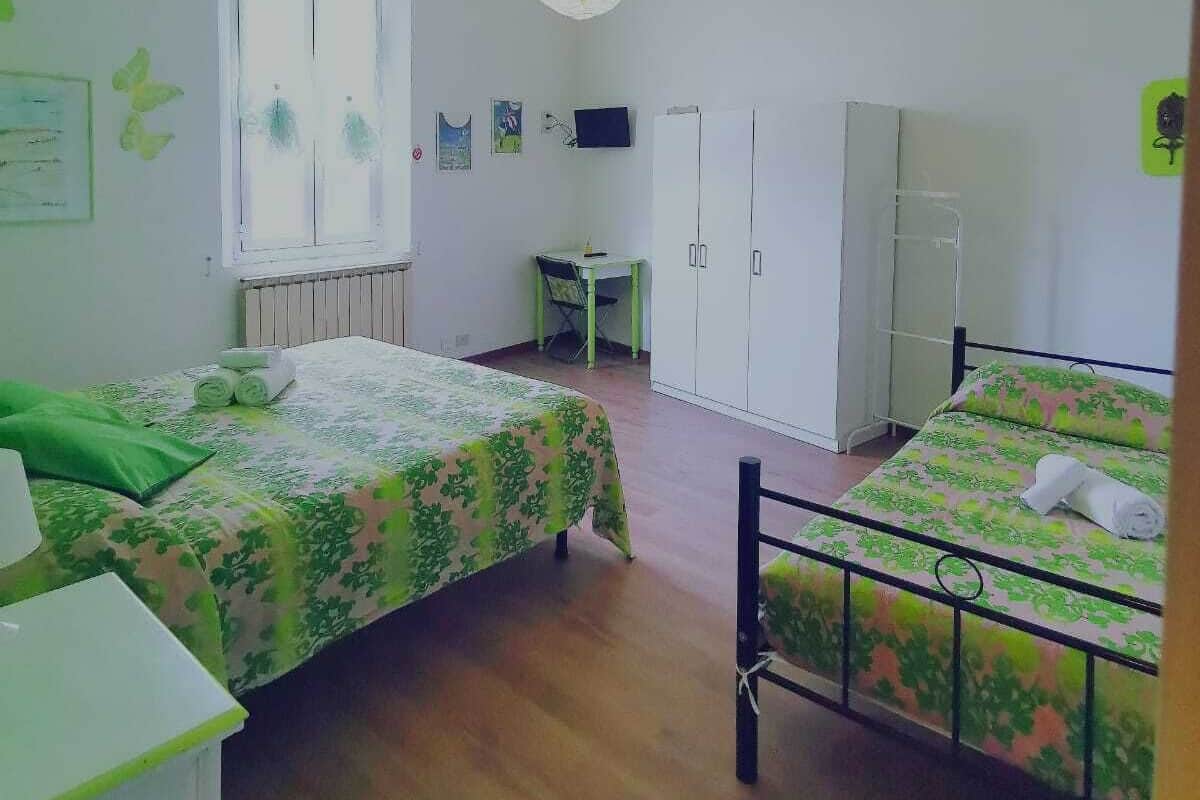 Camera familiare | Biancheria da letto di alta qualità, copriletto in piuma, una scrivania