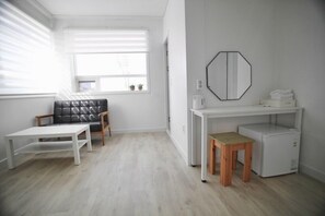 Two Room (A Type) | 客廳 | 32 吋LED 電視連數碼電視頻道、電視