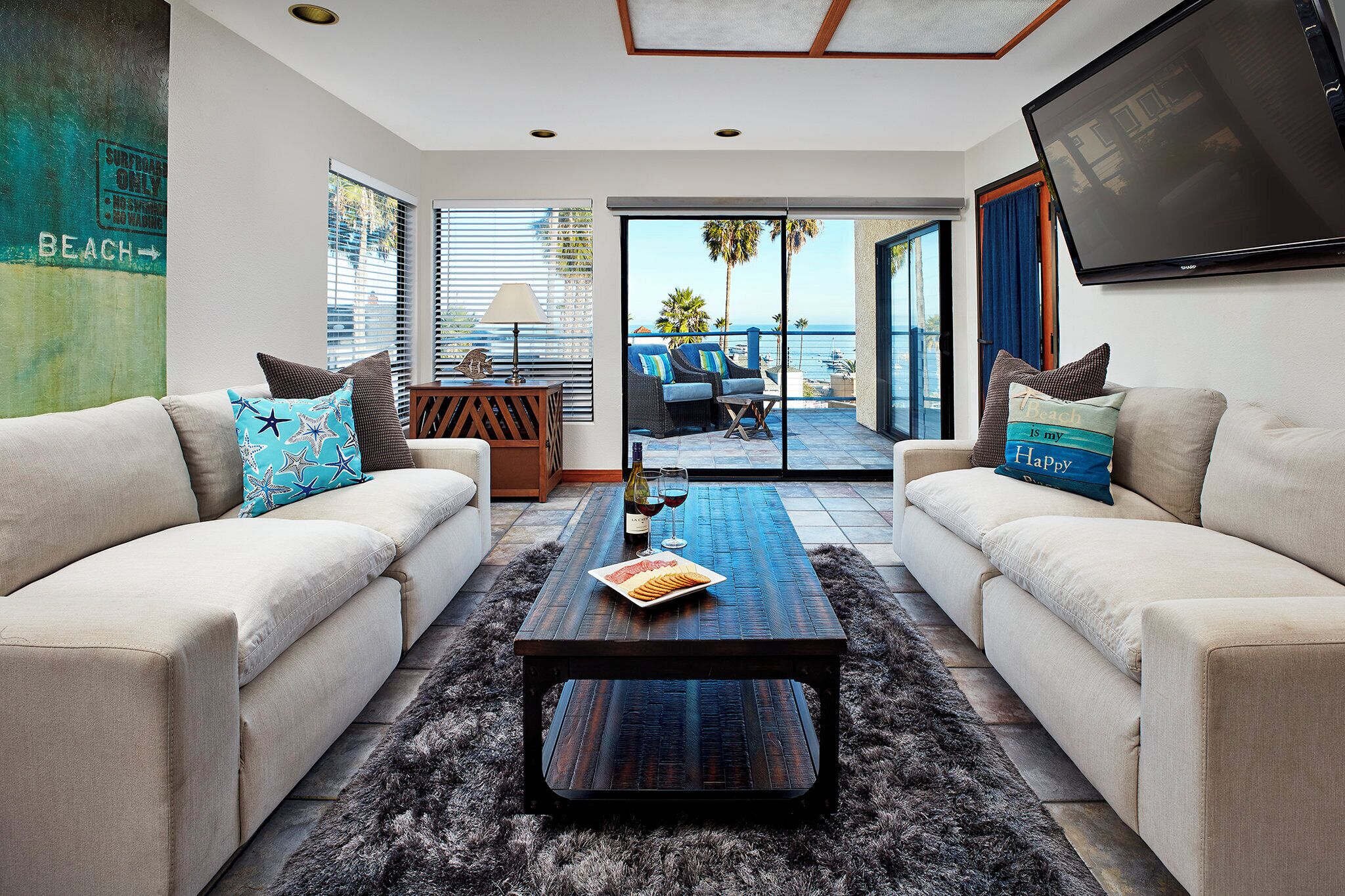 Televisión de pantalla plana de 32 pulgadas con canales por cable 