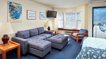 Suíte, várias camas, vista para o oceano | Área de estar | TV de tela plana 32 polegadas com canais a cabo, TV