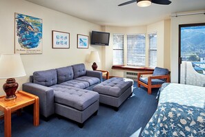 Suite, flere senger, havutsikt | Oppholdsområde | En 32-tommers Flatskjerm-TV med kabel-kanaler samt TV