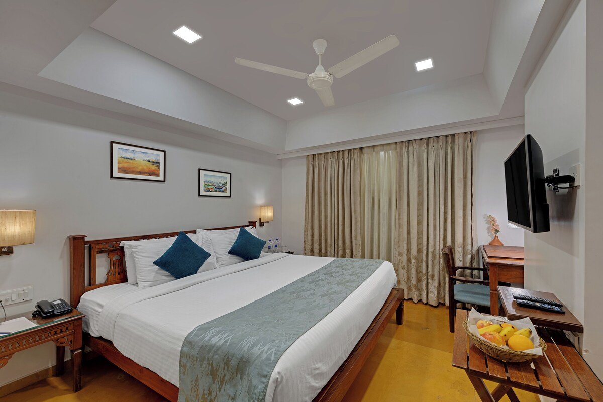 Standard Room, 1 Double Bed, Non Smoking | Minibar, in-room safe, desk, WiFi (free)