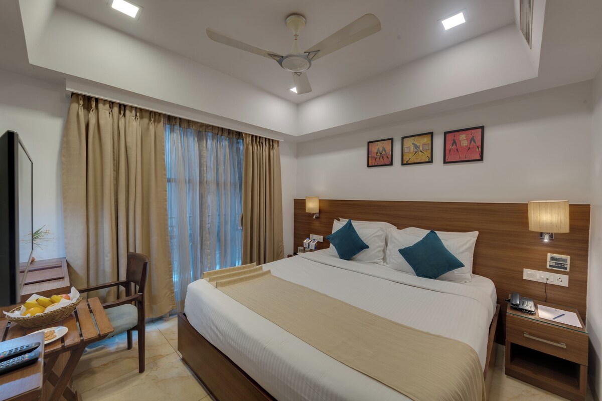 Deluxe Room, 1 Double Bed, Non Smoking | Minibar, in-room safe, desk, WiFi (free)