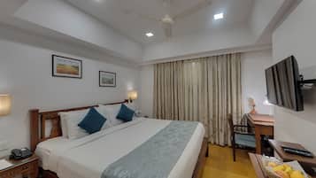 Standard Room, 1 Double Bed, Non Smoking | Minibar, in-room safe, desk, WiFi (free)
