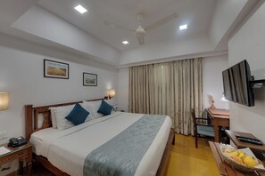 Standard Room, 1 Double Bed, Non Smoking | Minibar, in-room safe, desk, WiFi (free) - Comfort Inn Emerald (Dapoli)