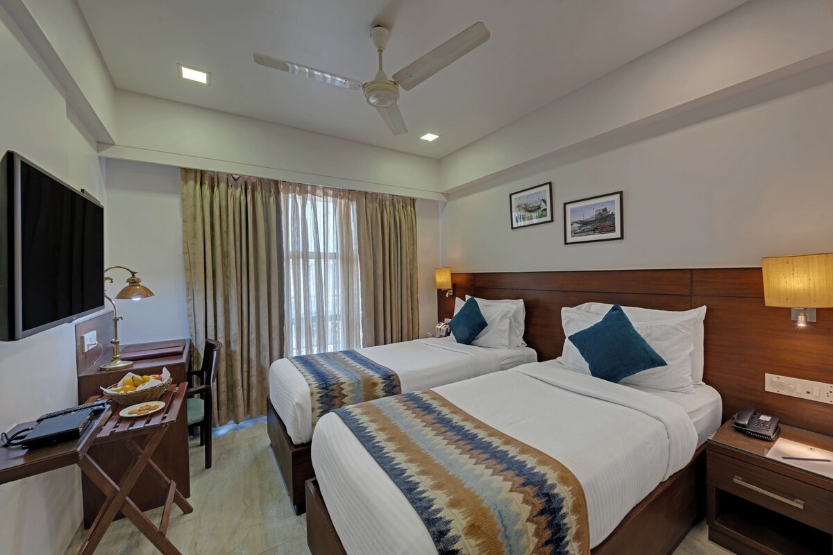 Deluxe Room, 2 Twin Beds, Non Smoking | Minibar, in-room safe, desk, WiFi (free)
