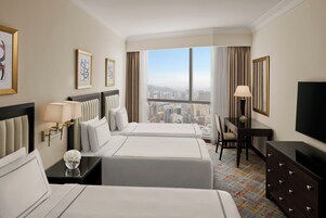Classic-Dreibettzimmer, Stadtblick | Hochwertige Bettwaren, Betten mit Memory-Foam-Matratzen, Zimmersafe