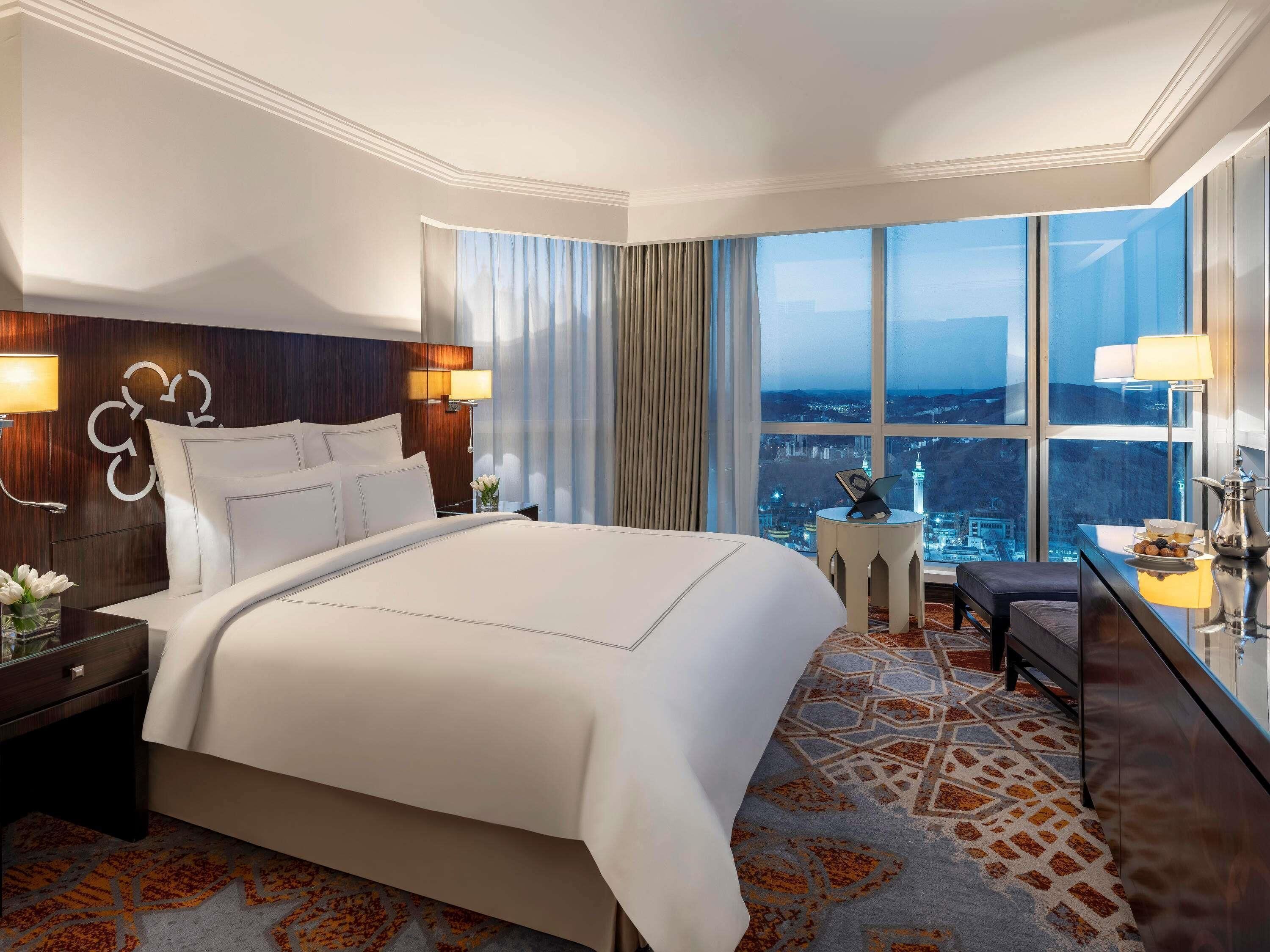 高档床上用品、记忆海绵床垫、客房内保险箱、办公桌