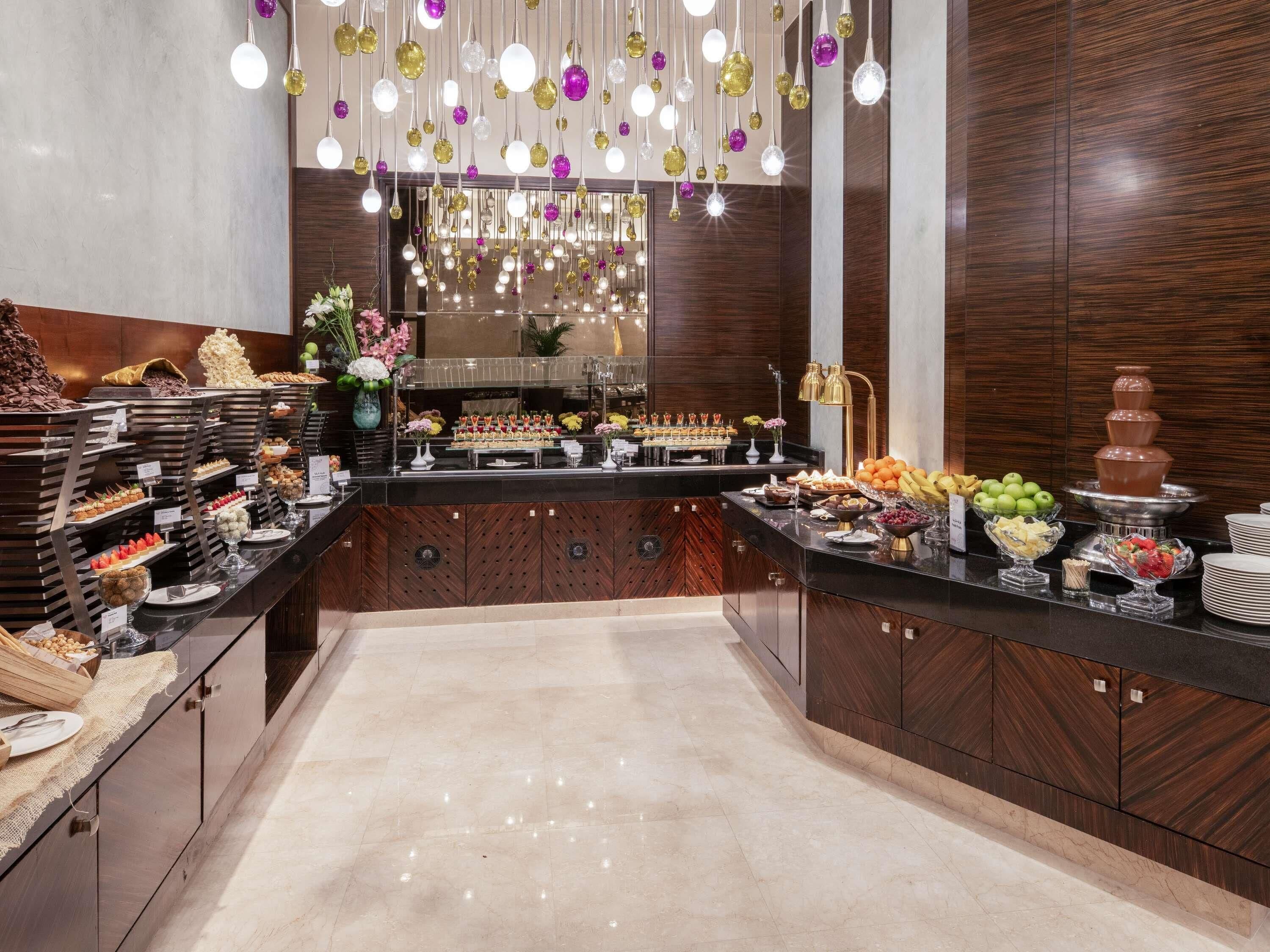 Een buffet met diverse gerechten en een chocoladefonteine.