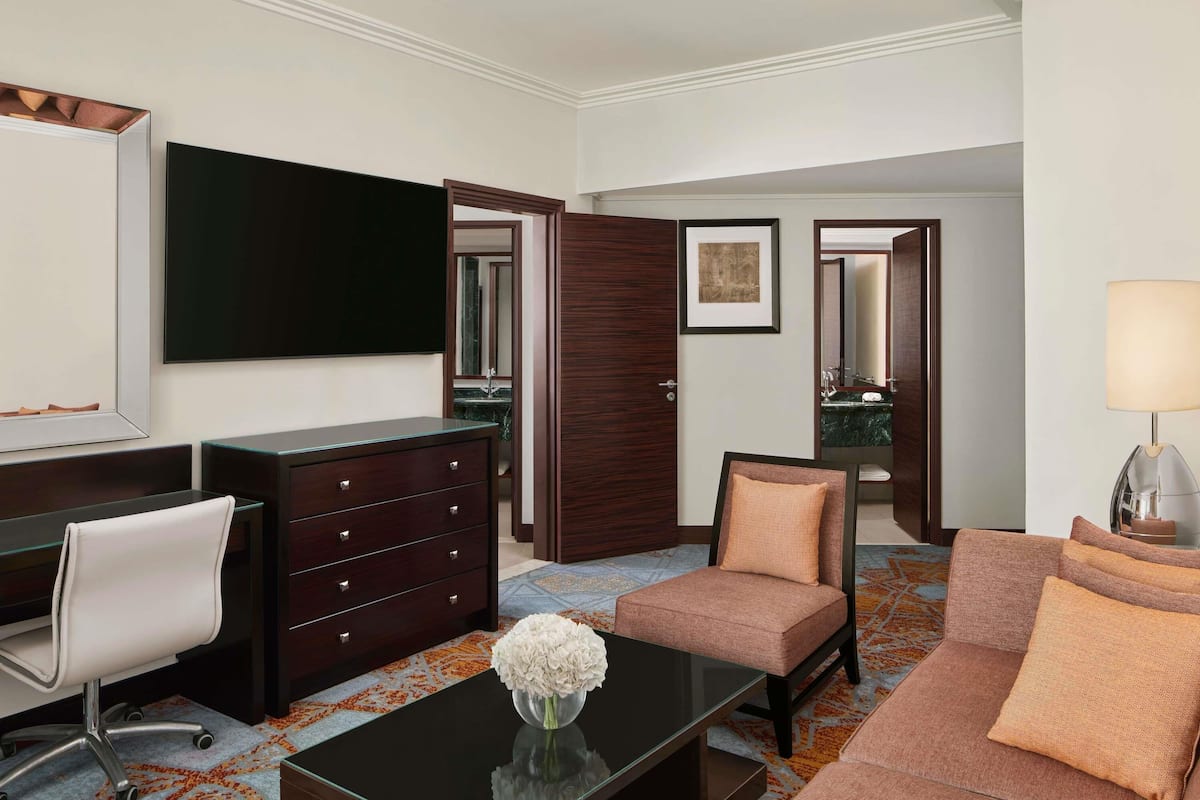 Executive suite, 2 slaapkamers, uitzicht op de stad | Luxe beddengoed, bedden met traagschuimmatrassen, een kluis op de kamer
