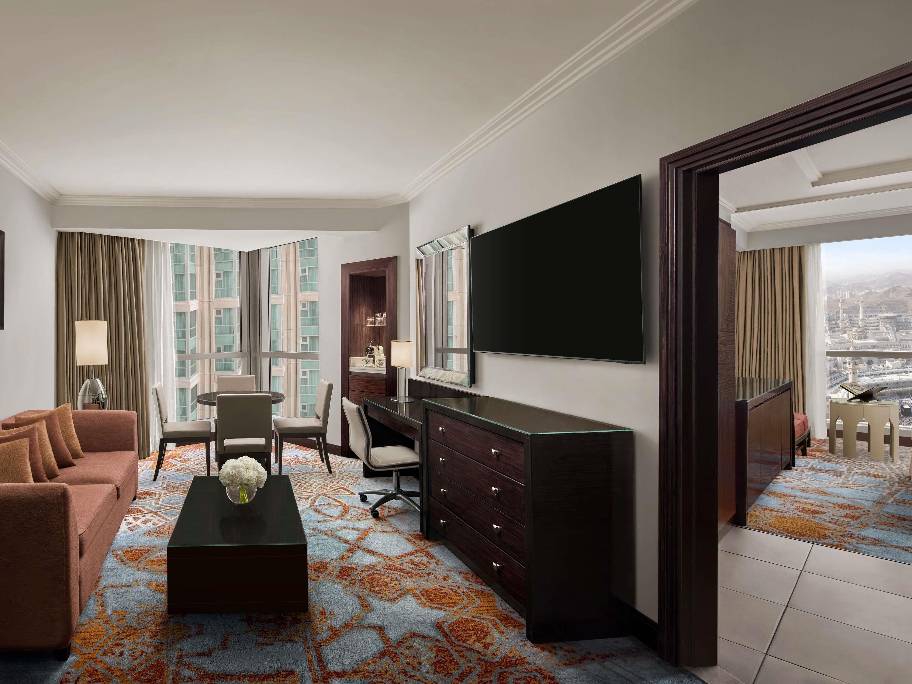 Executive suite, 2 slaapkamers, uitzicht op de stad | Luxe beddengoed, bedden met traagschuimmatrassen, een kluis op de kamer