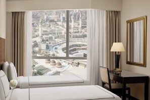 Habitación cuádruple clásica (Partial Kaaba View) | Ropa de cama de alta calidad y camas con efecto memoria 