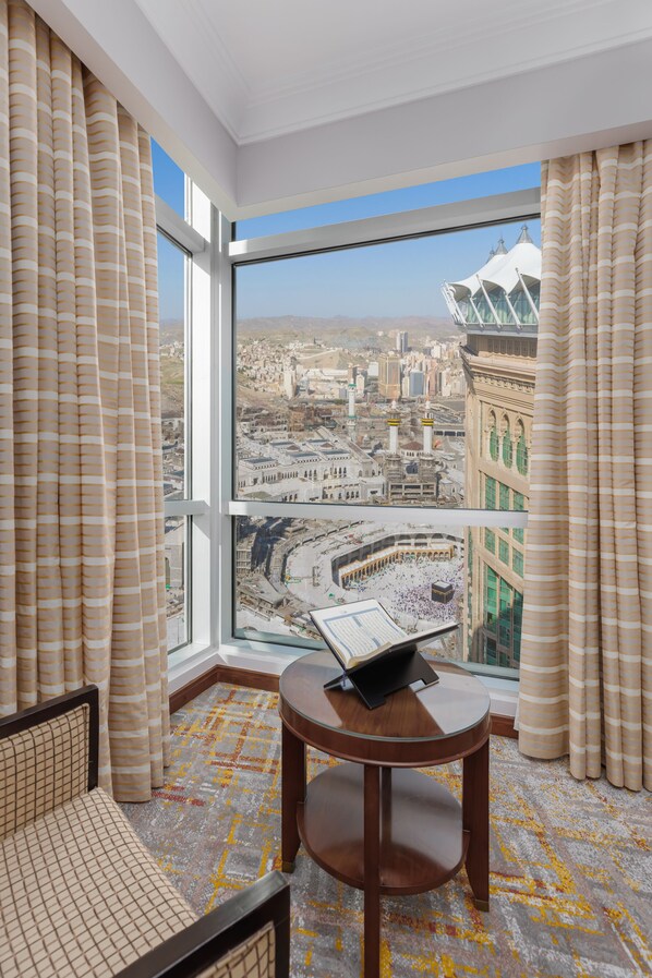 55-inch Smart TV with satellite channels, TV - Swissôtel Al Maqam Makkah (Makkah)