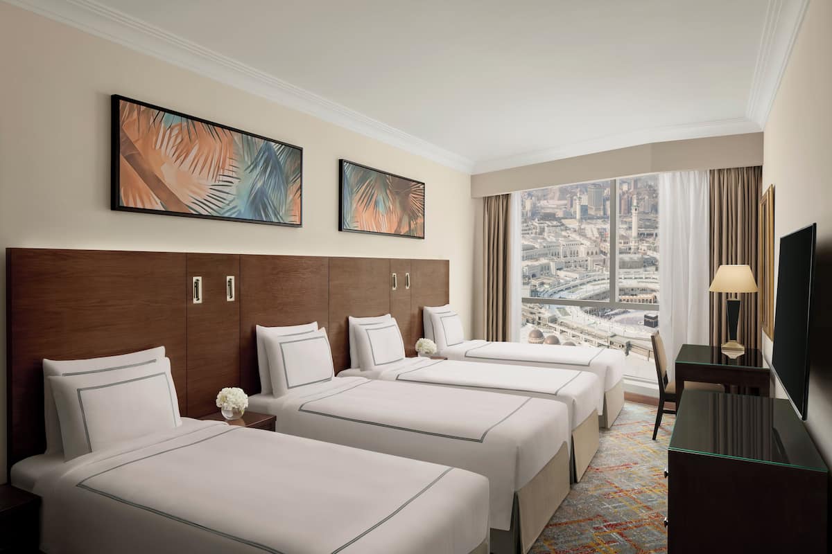 Klassieke vierpersoonskamer (Partial Kaaba View) | Luxe beddengoed, bedden met traagschuimmatrassen, een kluis op de kamer