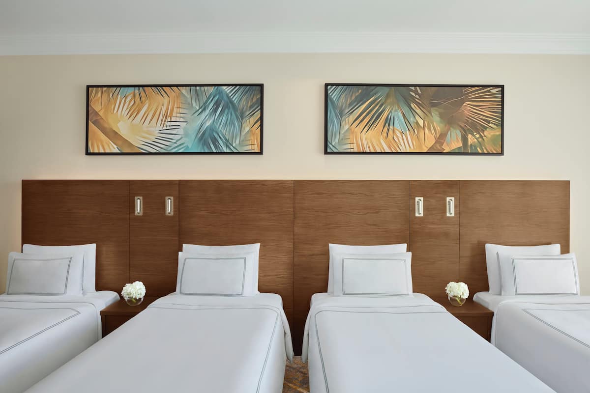 Luxe beddengoed, bedden met traagschuimmatrassen, een kluis op de kamer