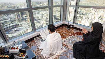 أغطية فراش متميزة وأسرّة بإسفنج يتكيف مع شكل الجسم وخزنة داخل الغرفة