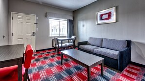 Suite, 2 Katil Ratu (Queen), Non Smoking, Kitchen | Ruang tamu | TV LED 