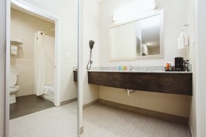 Combined shower/bathtub, free toiletries, hair dryer, towels