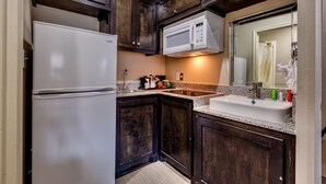 Suite, 2 Katil Ratu (Queen), Non Smoking, Kitchen | Dapur peribadi | Pembancuh kopi/teh, peti sejuk, ketuhar gelombang mikro 