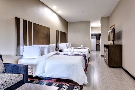 Escritorio, tabla de planchar con plancha, wifi gratis y ropa de cama